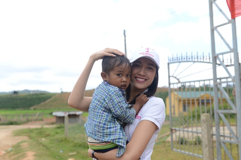 Tại đây, Lệ Hằng bắt gặp nhiều hoàn cảnh trẻ em vô cùng khó khăn và bất hạnh.