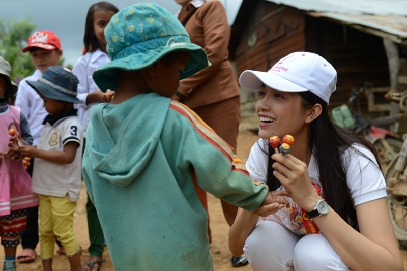 Những phần quà nhỏ được cô trao đến các bé.