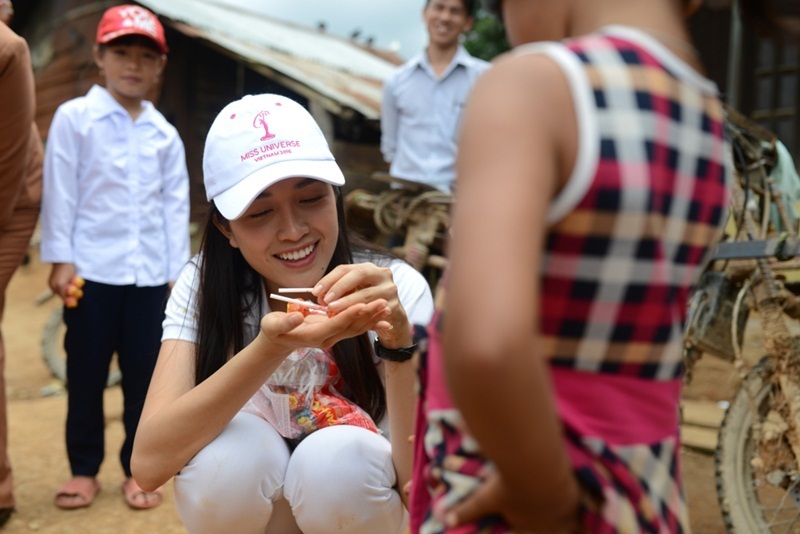 Bên cạnh việc trao quà, Lệ Hằng mong muốn có thể đóng góp nhiều hơn nữa giúp cuộc sống bà con nơi đây được cải thiện đặc biệt trong lĩnh vực giáo dục.