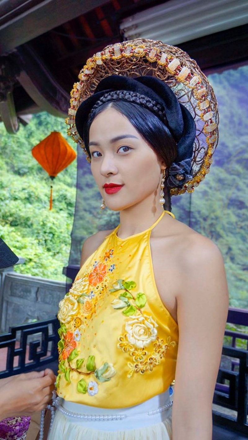 Khi mỹ nhân Việt hóa nhân vật cổ trang - 1 Hạ Vi được Ngô Thanh Vân chọn đóng vai nàng Tấm nết na, thùy mị, dịu hiền bởi: “Các đường nét gương mặt rõ ràng và đơn giản của người phụ nữ Á Đông. Ánh mắt và thần thái thu hút người đối diện và đặc biệt không phải gồng lên thể hiện mình dịu dàng hay hiền lành”.