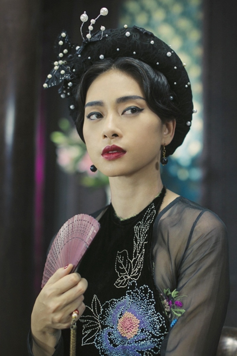 Khi mỹ nhân Việt hóa nhân vật cổ trang - 3 Tạo hình dì ghẻ do Ngô Thanh Vân. Ngô Thanh Vân cho rằng, truyện Tấm Cám không diễn tả Cám và Dì ghẻ phải xấu xí nên tạo hình nhân vật cũng được chăm chút rất đẹp từ hóa trang đến váy áo. Cô cũng muốn gửi thông điệp: “Không ai xấu ngoại hình đều phải xấu tính và ngược lại”.