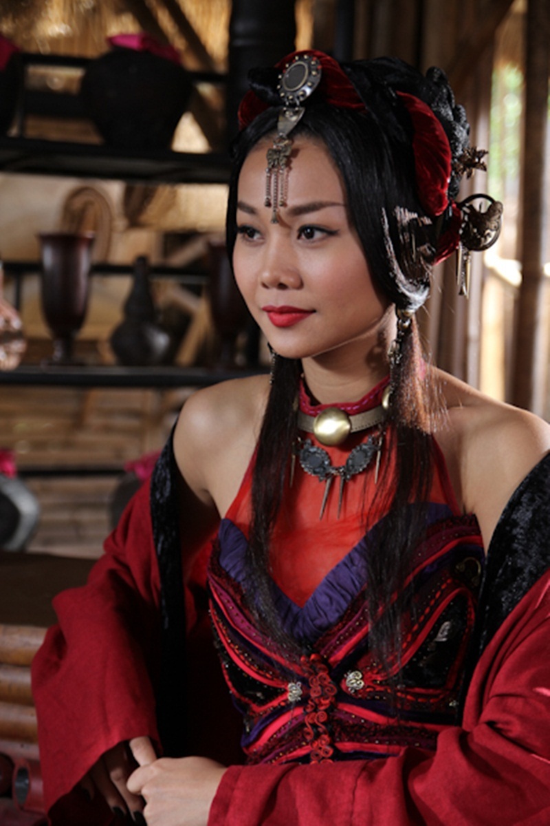 Khi mỹ nhân Việt hóa nhân vật cổ trang - 9 Tạo hình vai tú bà Kiều Thị của siêu mẫu Thanh Hằng. Tú bà quyến rũ này quản lý cả dàn kỹ nữ nguy hiểm, mê hoặc đàn ông bằng nhan sắc nhưng cũng có thể khiến họ lao đao bằng đao, kiếm.