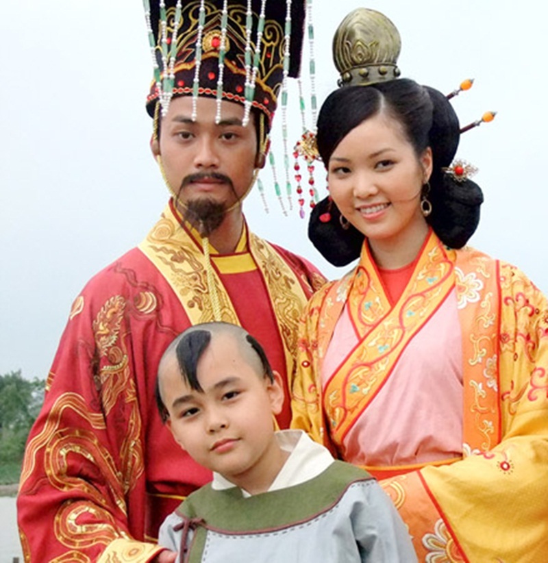 Khi mỹ nhân Việt hóa nhân vật cổ trang - 19 Á Hậu Thụy Vân vai Hoàng hậu Thanh Liên trong phim Lý Công Uẩn - Đường tới Thăng Long. Vẻ đẹp dịu dàng, thuần Việt của Á Hậu rất phù hợp với một vai diễn vị hoàng hậu nhân từ đời Lý.