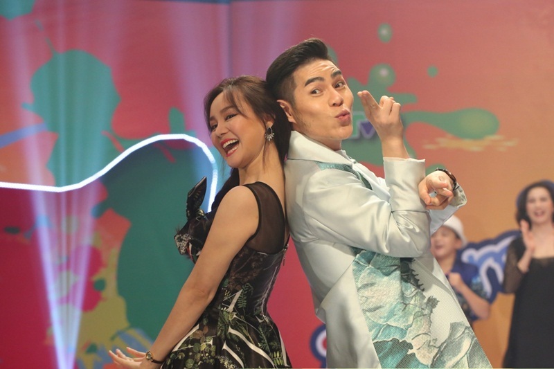 Dù không còn hoạt động nhiều trong lĩnh vực âm nhạc để tập trung chăm con, Vy Oanh vẫn chứng tỏ gu thời trang ổn định và sự đầu tư trong mỗi lần xuất hiện. Đặc biệt, nhiều khán giả bất ngờ với vóc dáng thon gọn của mẹ một con Vy Oanh. Nữ ca sĩ chia sẻ ngay sau khi sinh em bé, cô nhanh chóng bắt đầu chế độ tập luyện nhẹ nhàng và ăn uống đủ chất. Bên cạnh đó, cô rất kỹ tính nên quyết định tự tay chăm nom cho con. Các hoạt động nội trợ như nấu nướng, giặt giũ tuy nhẹ nhàng nhưng giúp cô giảm cân rất nhanh.