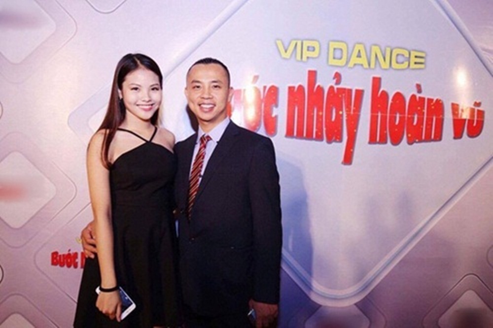 Theo một người bạn thân của Trần Vũ Khánh Linh – bà xã tương lai của Chí Anh thì Khánh Linh sinh năm 1998. Cô từng là nữ sinh “hot” nhất trường THPT Việt Đức (Hà Nội) khi giành chiến thắng ở cuộc thi Cán bộ Đoàn tài năng - tiền thân là Miss Việt Đức.