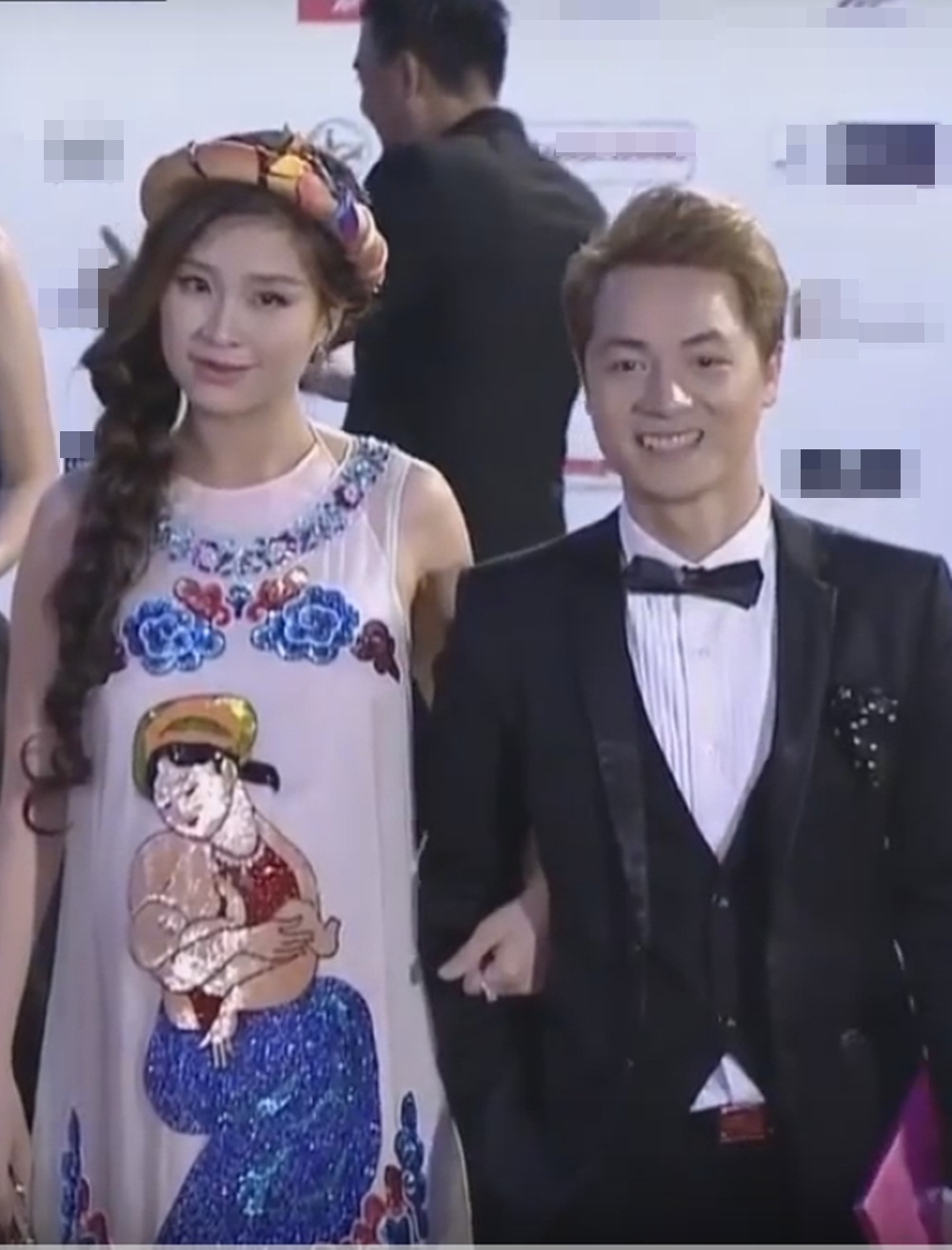 Sự cố hi hữu này xuất hiện ngay trên sóng trực tiếp của kênh truyền hình VTV9. Dù sát ngay sinh nhưng Á hậu Việt Nam 2014 Nguyễn Lâm Diễm Trang vẫn cố gắng thu xếp tới ủng hộ cho cuộc thi năm nay. Trên thảm đỏ, cô bước vào cùng nam ca sĩ Đăng Khôi. Có lẽ chính điều này đã khiến MC dẫn thảm đỏ nhầm lẫn giới thiệu: “Vợ chồng ca sĩ Đăng Khôi”. Ngay lập tức, Hoa hậu Đền Hùng Giáng My đã bất ngờ quay sang nhắc nhưng dường như MC không nghe thấy và tiếp tục gọi tên “Vợ chồng ca sĩ Đăng Khôi”. Gương mặt Diễm Trang khá bất ngờ nhưng vẫn bình tĩnh bước vào, trong khi đó Đăng Khôi vội vàng nói nhỏ nhắc khéo MC từ xa: “Diễm Trang”. (Ảnh cắt từ clip).