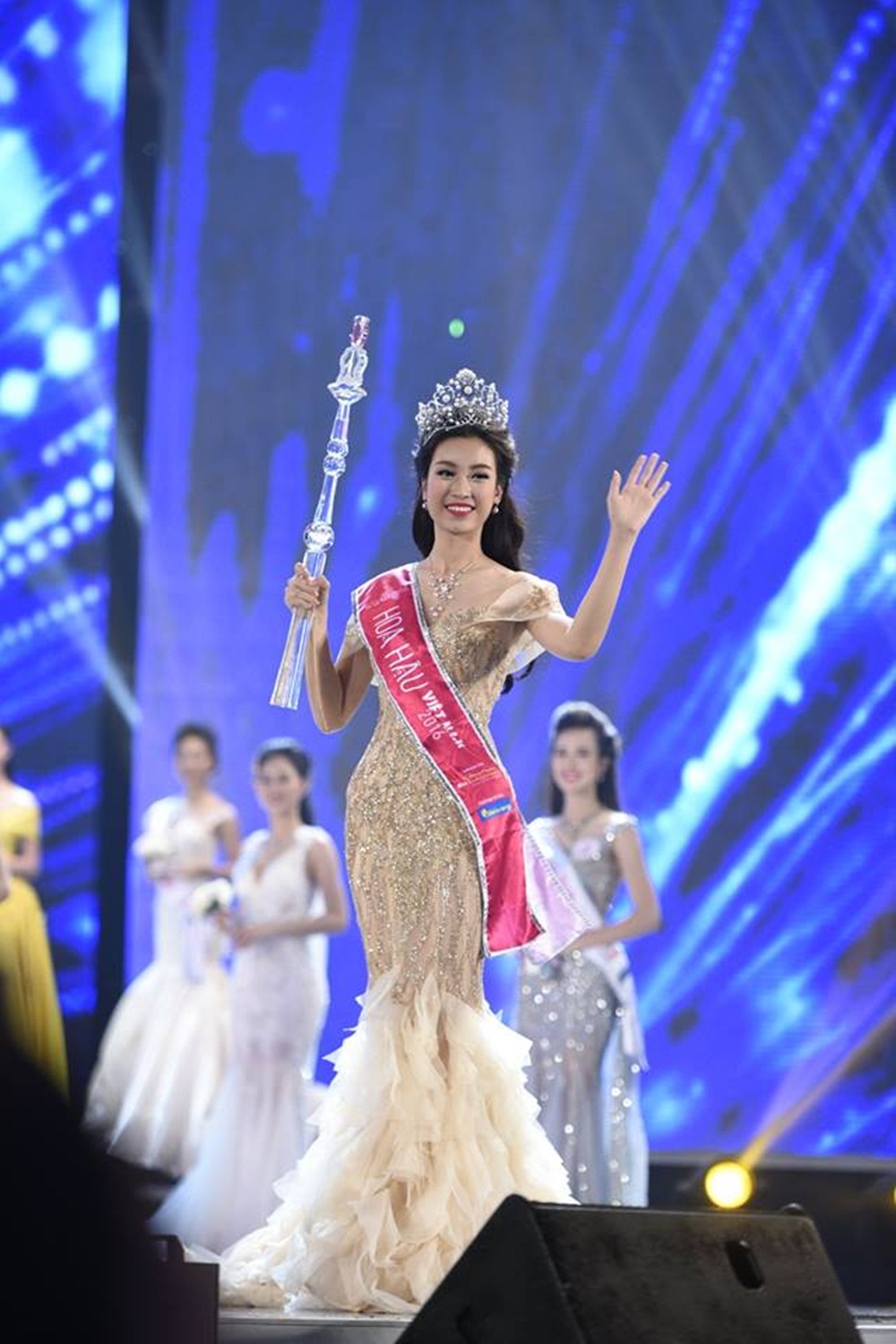 Tân Hoa hậu Việt Nam 2016 đến từ trường Đại học Ngoại Thương Hà Nội, Đỗ Mỹ Linh sinh năm 1996, cao 1,71 m, nặng 52 kg, số đo ba vòng 87-61-94 cm. Cô từng tham gia Hoa hậu Hoàn vũ 2015 và dừng lại ở top 15.