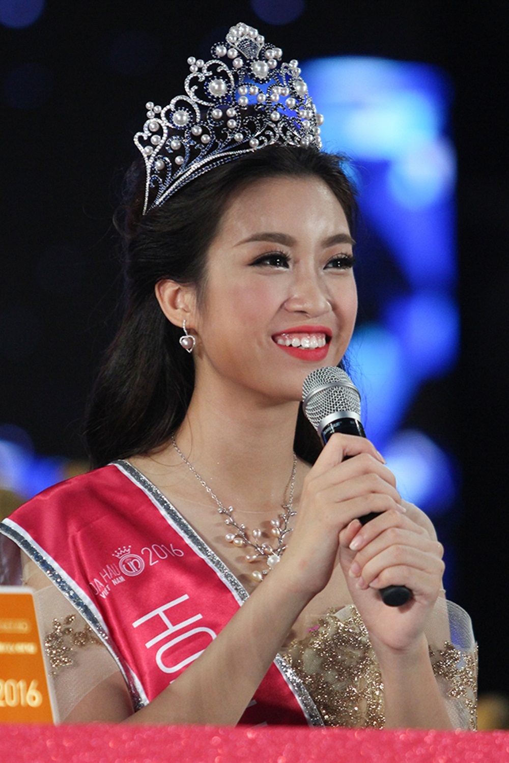 Trong phần thi ứng xử, Mỹ Linh đã có một câu trả lời ngắn gọn nhưng đầy tính phản biện. Cô nhận câu hỏi: “Nhiều bạn trẻ làm việc hết mình, hưởng thụ tối đa làm phương châm sống, quan niệm của bạn về vấn đề này như thế nào”. Cô nói: “Em có hơi băn khoăn một chút về chữ hưởng thụ, em muốn thay chữ hưởng thụ đó bằng chữ tận hưởng. Bởi khi mình nỗ lực hết sức thì mình xứng đáng nhận được kết quả mà mình đã hết lòng”.