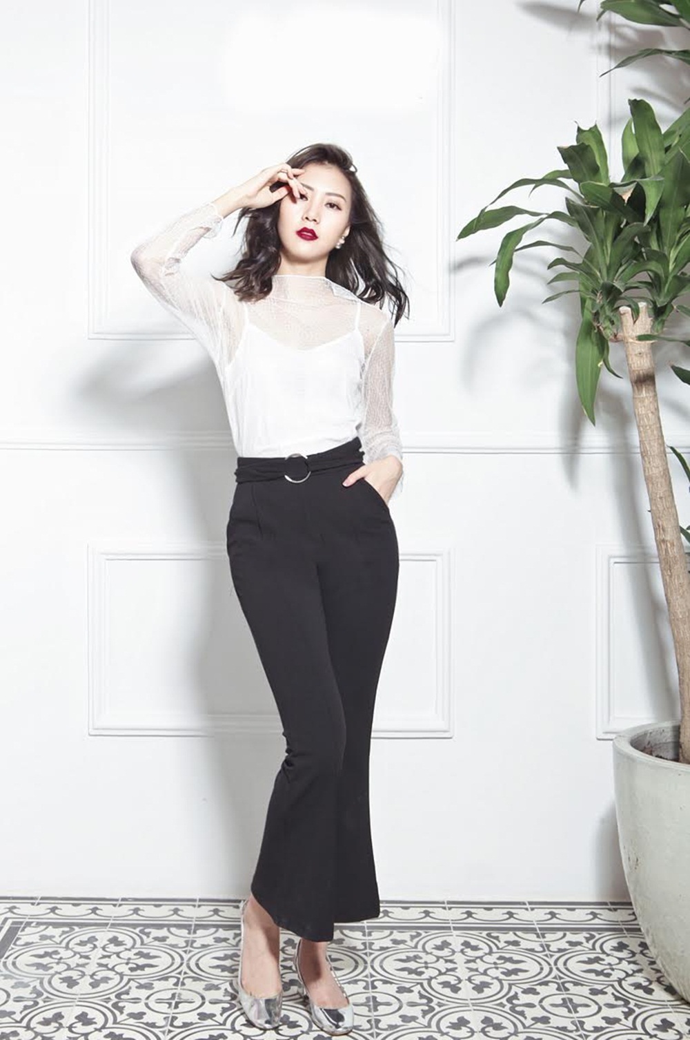 Đầm hai dây kết hợp áo thun khiến hot girl "mê mẩn" - 6 Quần ống loe cũng làm họ mê mẩn.