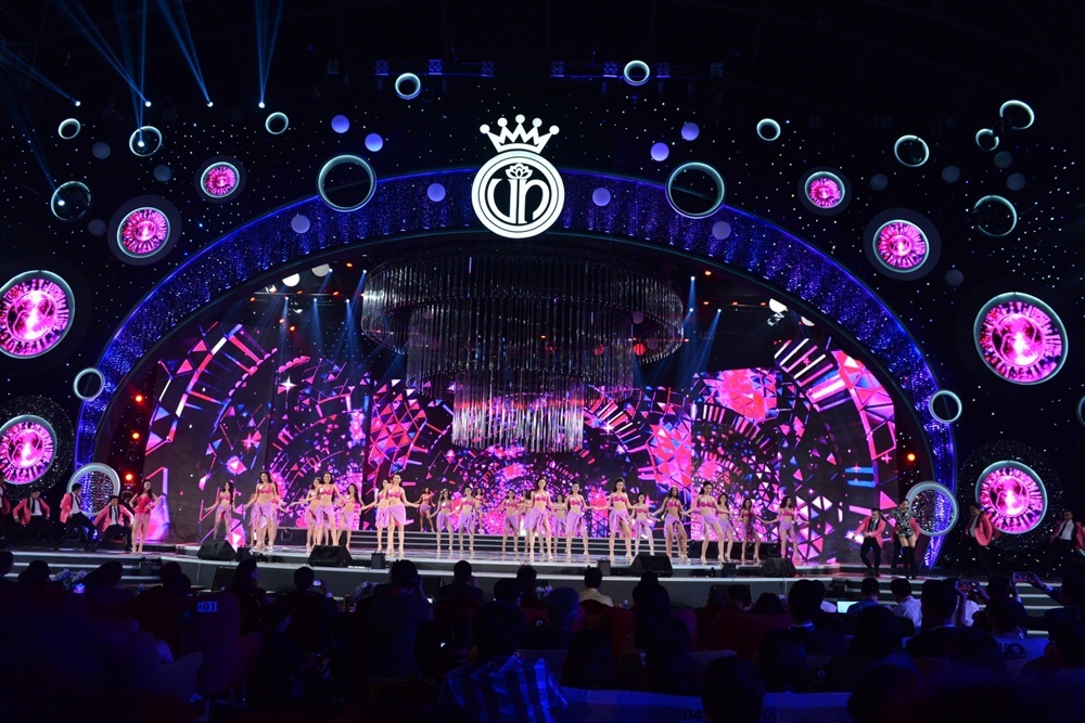 Sân khấu hoành tráng của nhà thi đấu Phú Thọ.