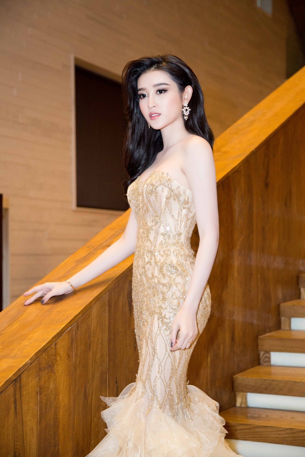 Hai chiếc váy này dựa vào đặc điểm hình thể của hai người đẹp. Dáng váy của Huyền My có phần thắt gối khá chặt.