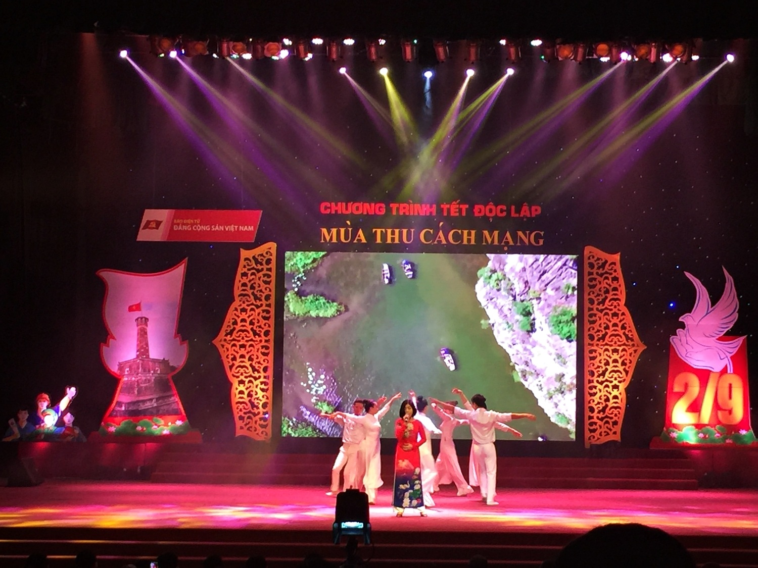 Giọng ca trẻ Trần Phương Thảo với Bonjour Vietnam.