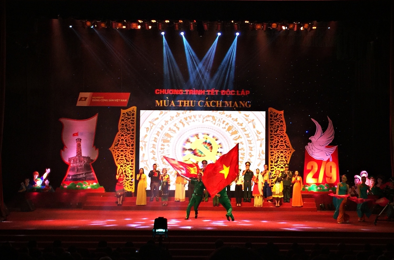 Nhiều tiết mục được dàn dựng công phu, ca ngợi Đảng quang vinh, Bác Hồ vĩ đại.