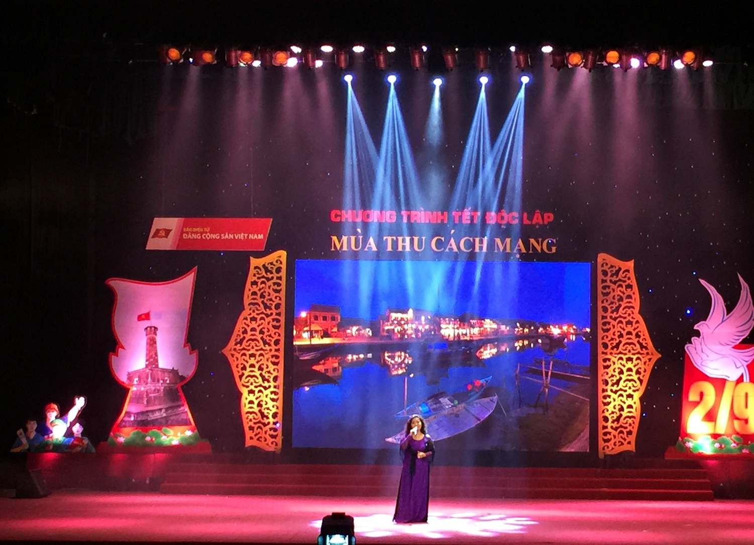 NSND Thanh Hoa biểu diễn ca khúc Hà Nội - Huế - Sài Gòn.