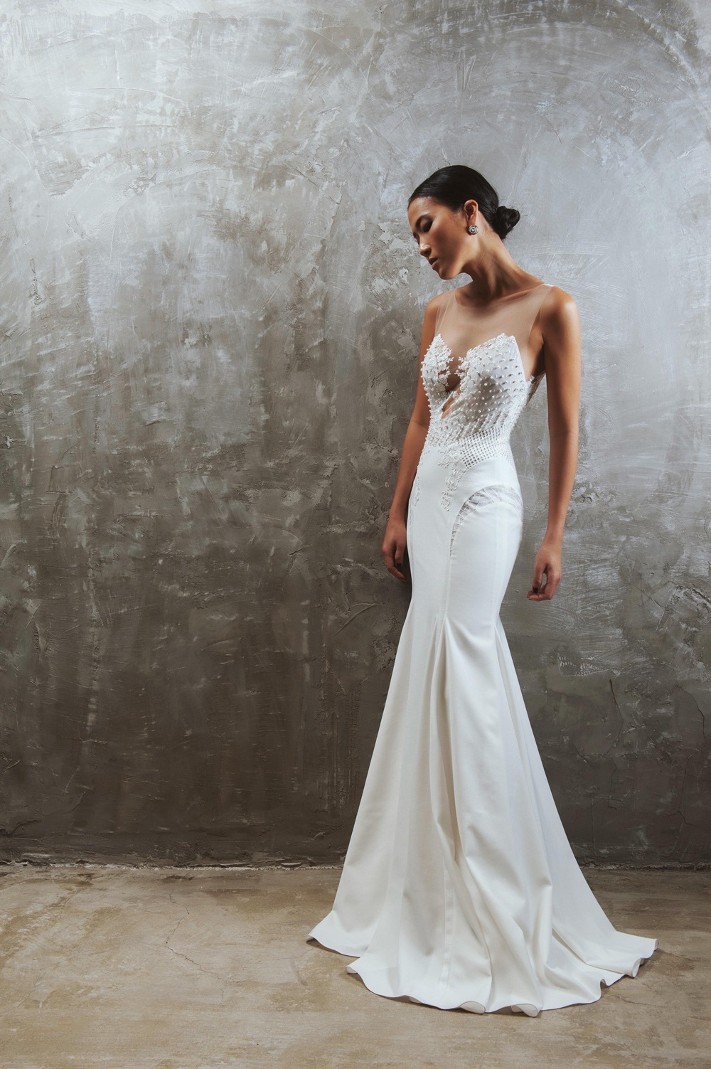 Bộ sưu tập gồm những mẫu váy mà cô gái nào cũng ước mong được diện trong ngày đặc biệt của mình. Sự lãng mạn trong cách xử lí chất liệu, tinh tế trong cách dàn xếp hoa văn và gợi cảm ở những đường cong được tính toán kĩ lưỡng.