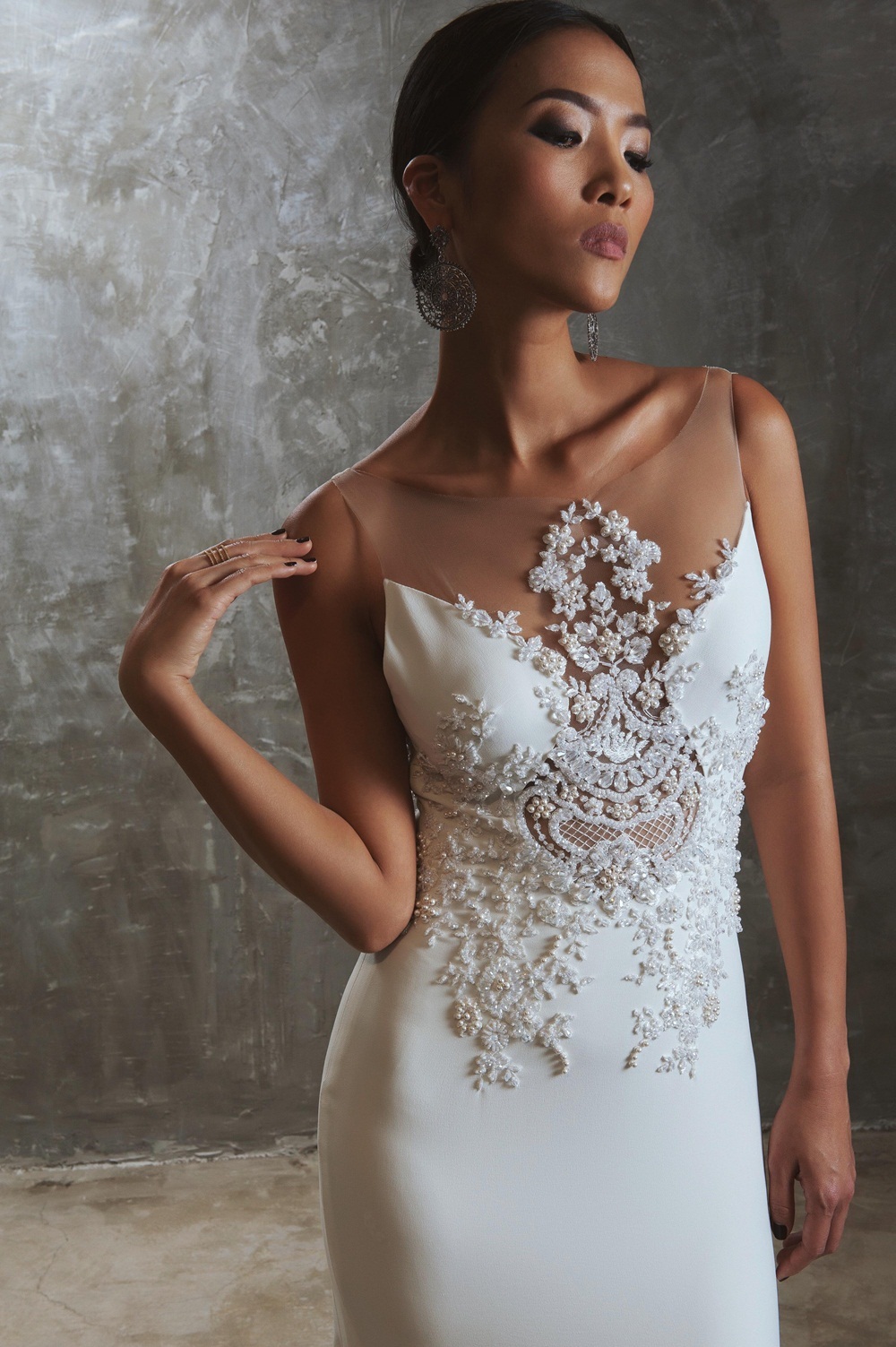 Trong chuyến nghỉ hè về Việt Nam cùng chồng con, siêu mẫu một thời nhận lời chụp ảnh thời trang. Vẻ đẹp và thần thái của nữ người mẫu vẫn được ngợi khen như ngày nào.