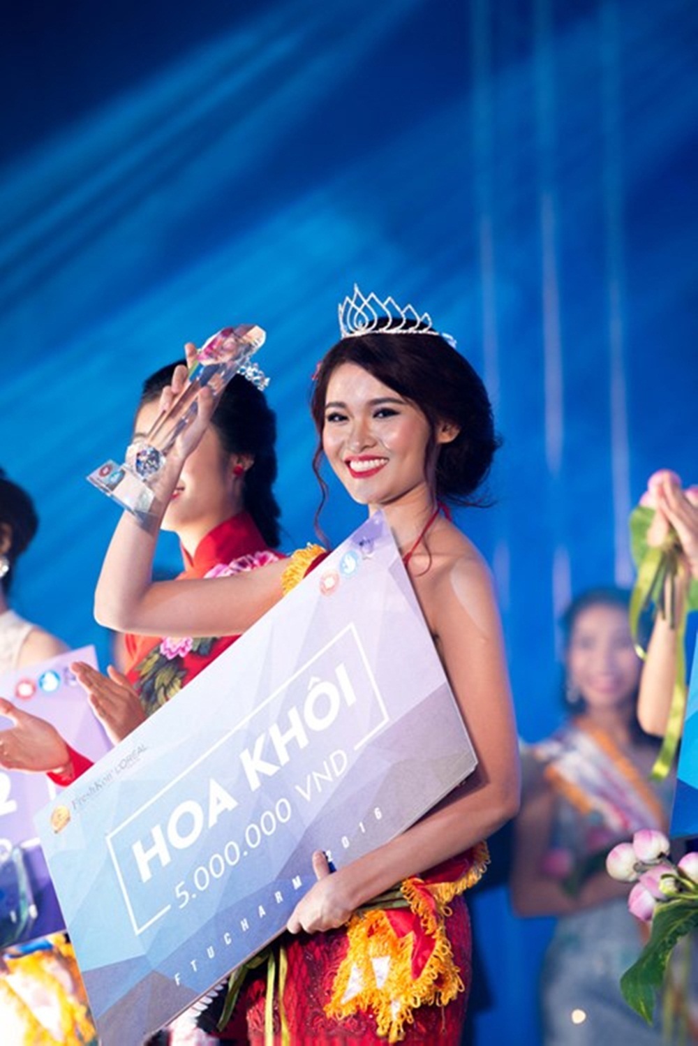 Á hậu Thùy Dung chân toét máu trên giày cao gót kiếm 500.000đ đầu đời - 3 Cô trở thành Hoa khôi Ngoại thương.