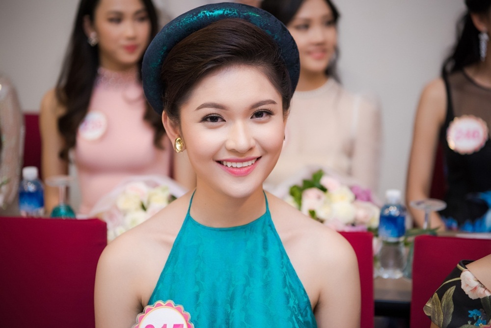Á hậu Thùy Dung chân toét máu trên giày cao gót kiếm 500.000đ đầu đời - 1 Vẻ đẹp dịu dàng của Á hậu Thùy Dung.