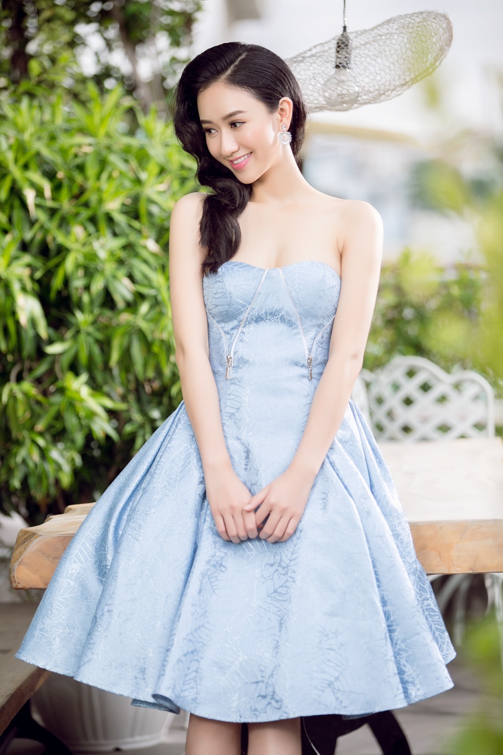 Trong bộ hình mới, Á hậu Hà Thu lựa chọn những chiếc đầm vô cùng thanh lịch nhưng cũng không kém phần sang trọng và gợi cảm.