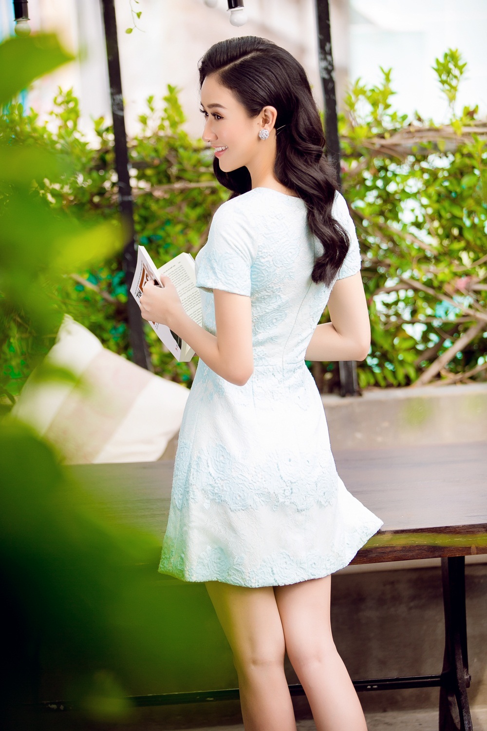 Cách tạo dáng của Hà Thu khi lạnh lùng, khi kiêu sa nhưng thể hiện được đúng tinh thần của bộ trang phục khi tôn lên được nét duyên dáng, yêu kiều, sự nhẹ nhàng, tinh tế nhưng đôi lúc lại có phần e ấp của người con gái Việt.