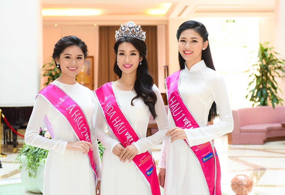 Chuyện chưa kể Mỹ Linh bị “trao nhầm vương miện” về tay Thùy Dung - 1 Hoa hậu Việt Nam 2016 đã khép lại với kết quả chung cuộc, danh hiệu Hoa hậu 2016 là cô gái sinh năm 1996 Đỗ Mỹ Linh. Ngô Thanh Thanh Tú trở thành Á hậu 1 và Huỳnh Thị Thùy Dung đạt ngôi vị Á hậu 2. Xung quanh 3 nhan sắc là rất nhiều câu chuyện hậu trường thú vị giờ đây mới được bật mí.