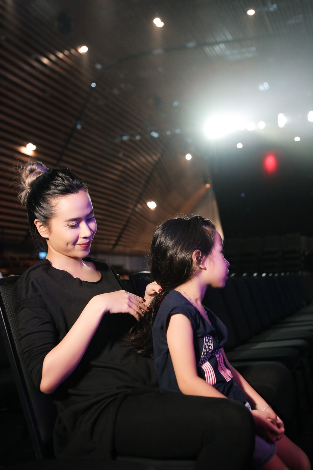 Lưu Hương Giang cũng không quên chăm sóc bé trong buổi tập. Những hình động âu yếm của mình, khiến nhiều người yêu và hiểu hơn về hình ảnh của một “bà mẹ ca sĩ”.