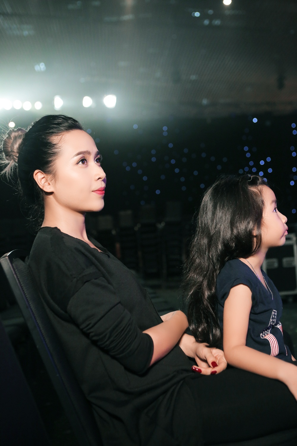 Lưu Hương Giang được biết đến với gout thời trang biến hóa và phong cách. Còn cô công chúa nhỏ Mina cũng rất thích làm điệu với nhiều chiếc váy xinh đẹp – được mọi người hay gọi là “cô bé thời trang”.