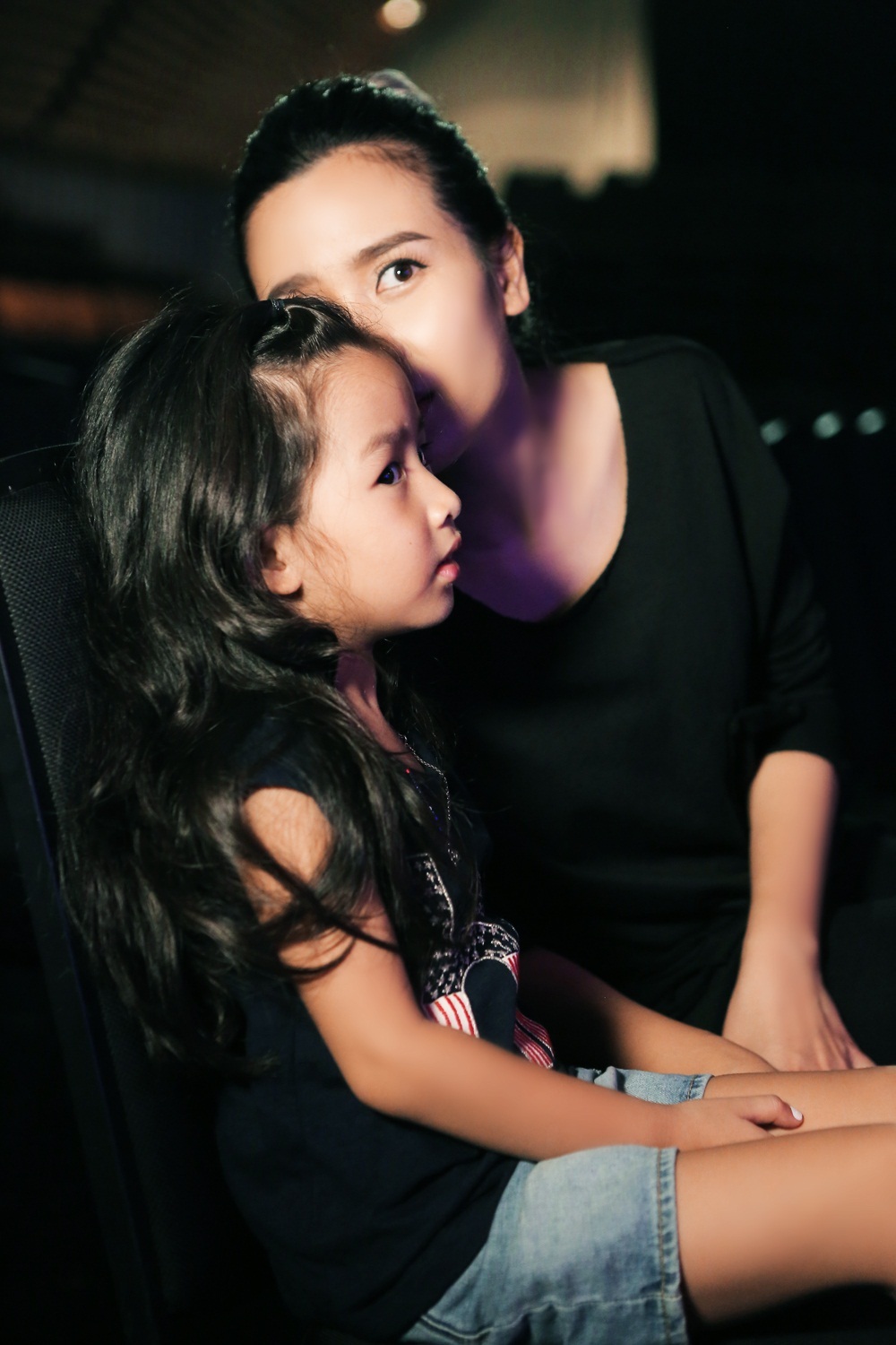 Mina ngày càng lớn và luôn tự lập, bé cũng yêu âm nhạc và hay theo mẹ để nhận xét về tiết mục xem mẹ có biểu diễn tốt hay không.