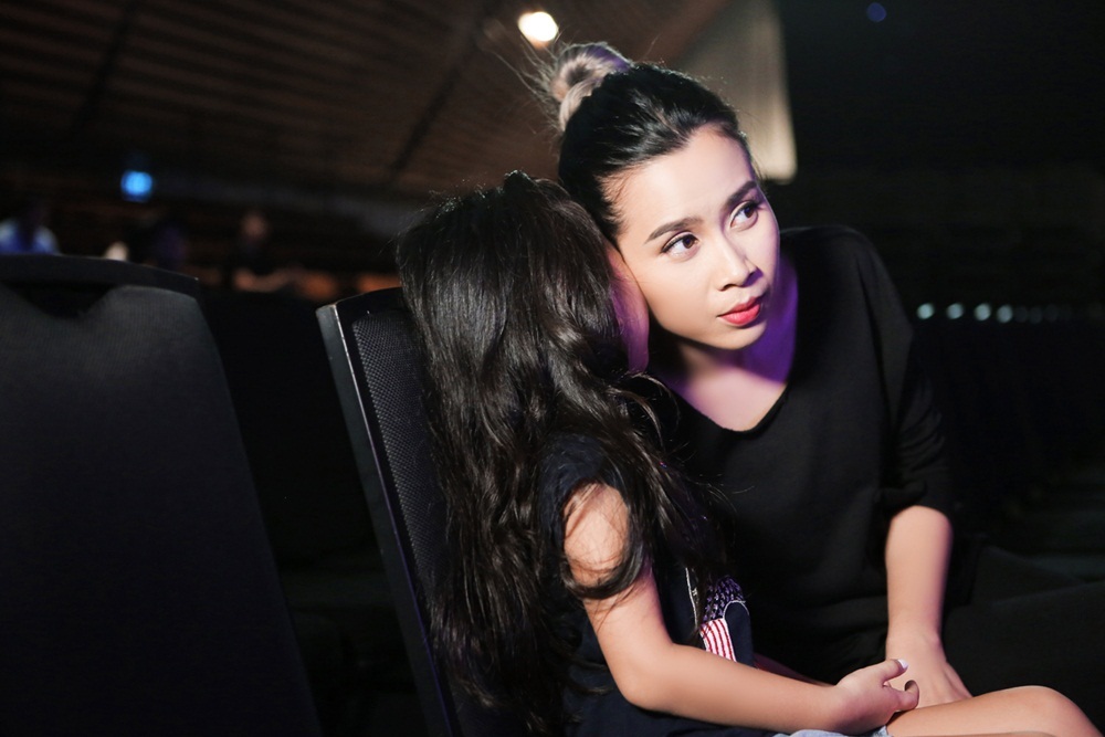 Thậm chí, sau khi Lưu Hương Giang tập xong, bé Mina còn nói nhỏ “Mẹ lại đây con lau mồ hôi cho” câu nói của Mina khiến người trong êkip phải bất ngờ và yêu mến tình cảm của hai mẹ con dành cho nhau.