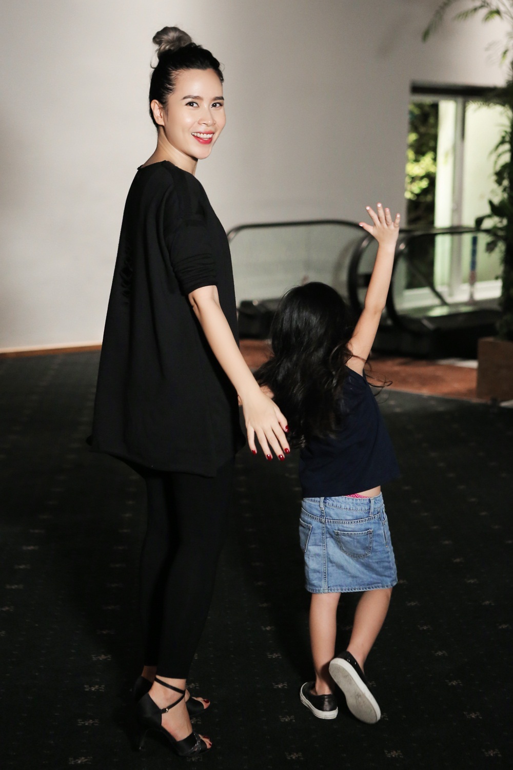 Trong buổi tập duyệt mới nhất, cựu huấn luyện viên The Voice Kids đi cùng cô con gái Mina. Cả hai mẹ con xuất hiện khá đơn giản nhưng lại “đồng chất” trong trang phục có tông đen.