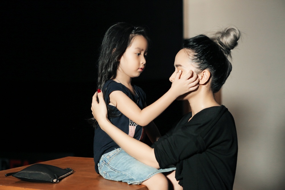 Cô bé chăm chút cho mẹ.