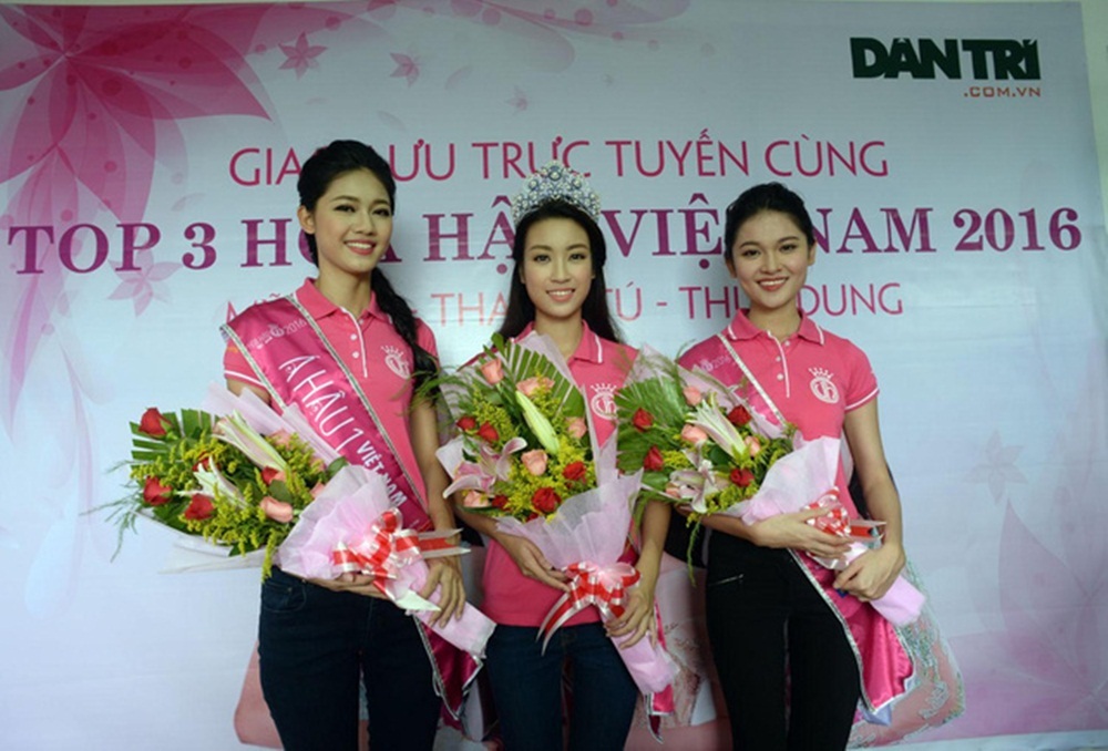 Chuyện chưa kể Mỹ Linh bị “trao nhầm vương miện” về tay Thùy Dung - 4 Tân hoa hậu Mỹ Linh có chia sẻ thú vị: “Lần tổng duyệt đầu tiên, Mỹ Linh đã bốc thăm giả định trúng vào Hoa hậu đấy, nhưng lúc trao giải giả định lại “hụt” vì trao giải cho Dung. Bây giờ thì Linh đã lấy lại danh hiệu của mình rồi nhé”.