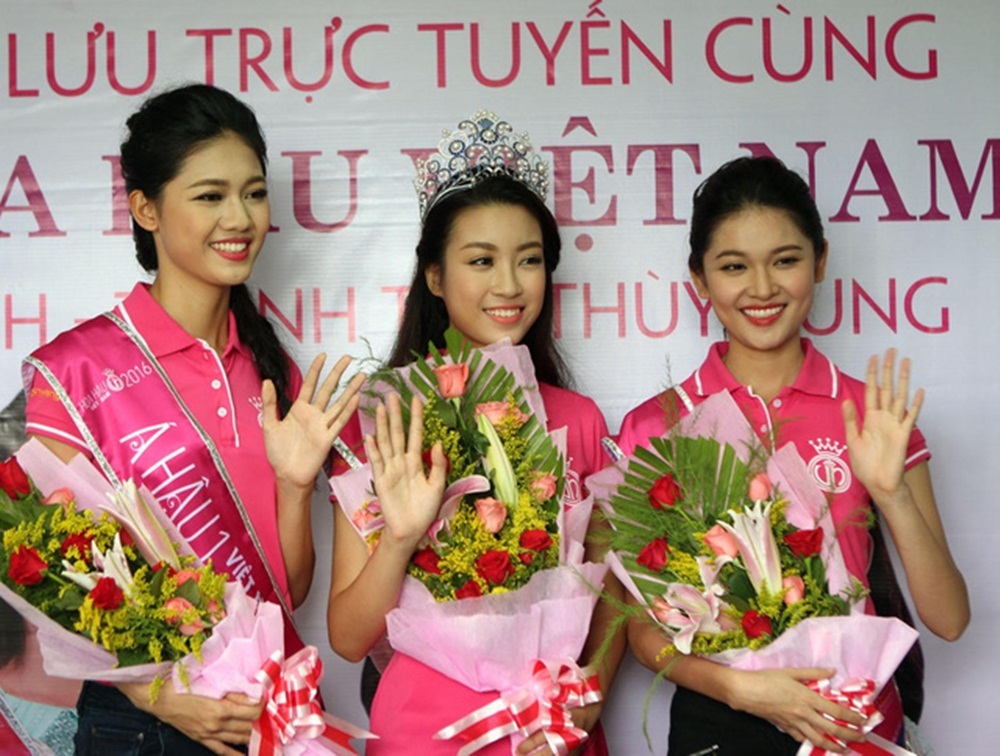 Chuyện chưa kể Mỹ Linh bị “trao nhầm vương miện” về tay Thùy Dung - 11 Top 3 đều giao tiếp lưu loát bằng tiếng Anh. Ngoài ra, Á hậu Thanh Tú có thể giao tiếp cơ bản bằng tiếng Pháp và đang luyện thêm tiếng Nhật. Còn Thuỳ Dung tiếng Nhật khá lưu loát.