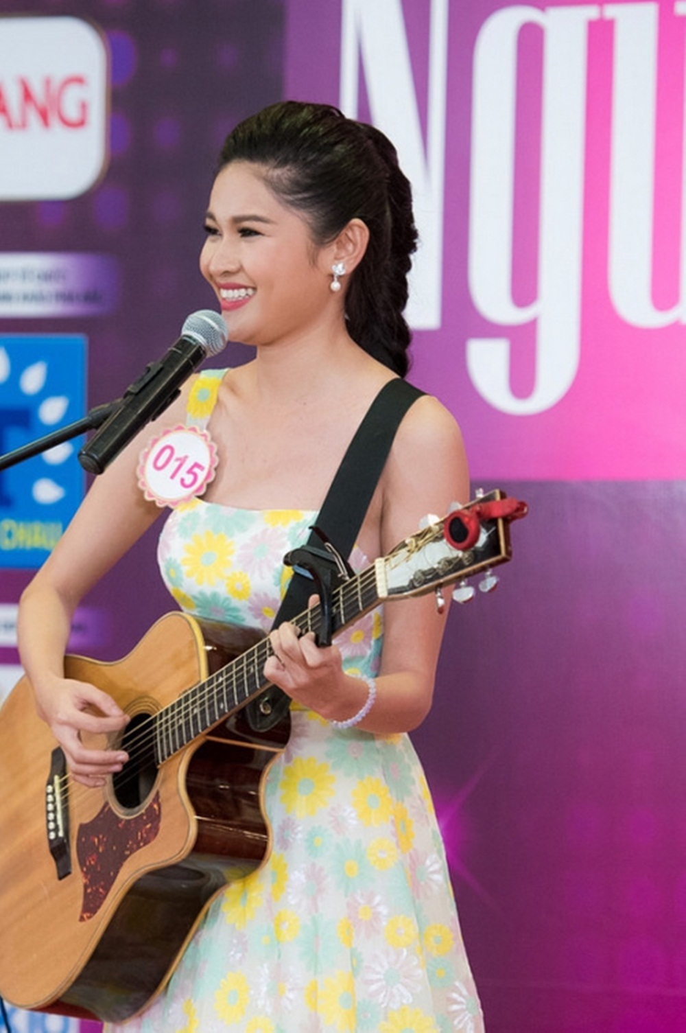 Chuyện chưa kể Mỹ Linh bị “trao nhầm vương miện” về tay Thùy Dung - 8 Thùy Dung từng ý định thi Tài năng với ca khúc “Hello Vietnam”. Giờ chót, cô đổi thành “Baby I love you”, tự đệm guitar tự hát và giành giải Người đẹp Tài năng. Cô là người đẹp duy nhất trong top 3 có giải thưởng phụ.