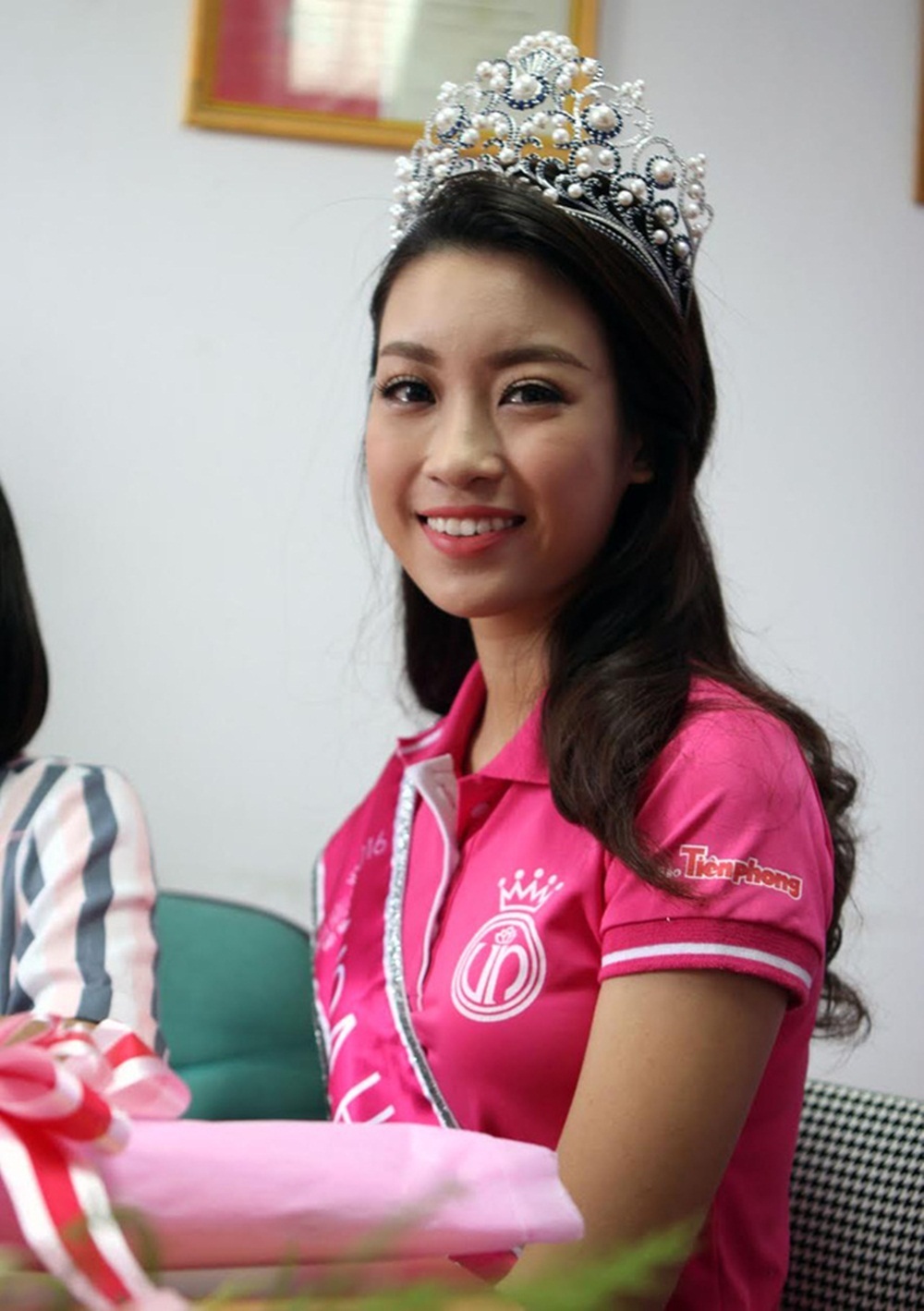 Chuyện chưa kể Mỹ Linh bị “trao nhầm vương miện” về tay Thùy Dung - 12 Trước khi đến với cuộc thi Hoa hậu Việt Nam, Đỗ Mỹ Linh và Thanh Tú đều có công việc làm thêm đầu tiên là bán hàng ở shop thời trang. Mỹ Linh chia sẻ, cô có đam mê đặc biệt với thời trang và từng mơ ước sở hữu cho mình riêng một thương hiệu nên mặc dù số tiền kiếm được khá ít ỏi nhưng cô vẫn vui vì coi đó là cơ hội được trải nghiệm thực tế.