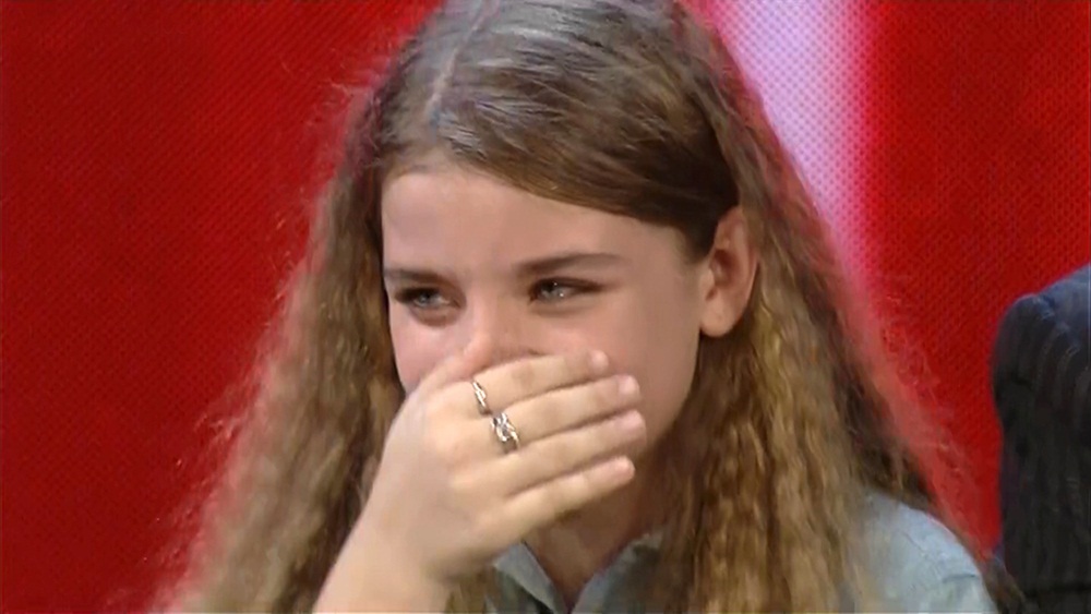 Cô bé nghẹn ngào không nói thành lời.