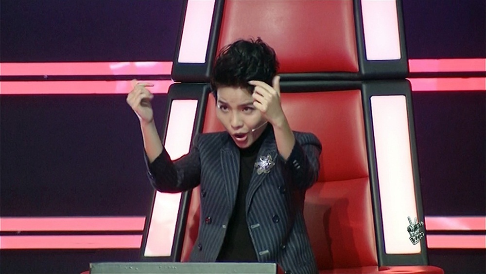 HLV Vũ Cát Tường cực sung, nhún nhẩy theo vũ đạo của các thí sinh nhí.