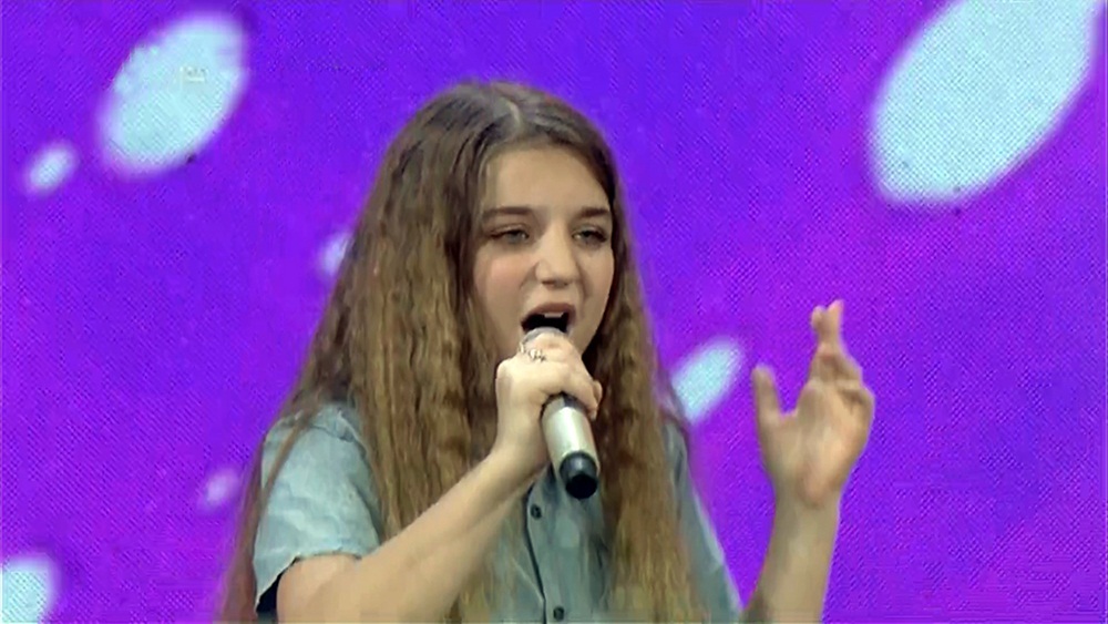 Ở vòng Giấu mặt, cô bé 10 tuổi người Nga Milana gây ấn tượng khi thể hiện ca khúc tiếng Việt “Về ăn cơm”. Cô bé xúc động bật khóc khi được cả 3 huấn luyện viên lựa chọn.