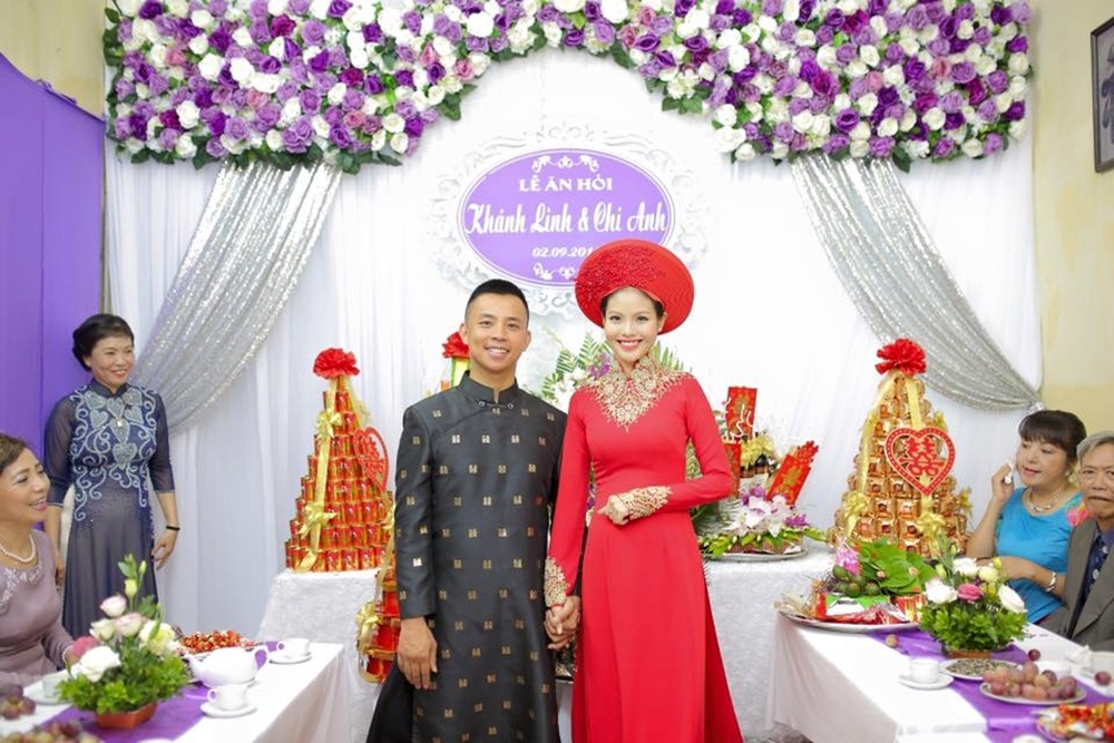 Kỳ Duyên “trở lại” đặc biệt, Trấn Thành, Trường Giang “vượt mặt” Hoài Linh - 14 Chí Anh và Khánh Linh bắt đầu yêu nhau khoảng hơn 1 năm trước. Tuy nhiên, thông tin này chỉ được báo giới biết đến sau khi tấm thiệp cưới của cặp đôi được Hoa hậu Mai Phương Thuý chia sẻ trên trang cá nhân. Vì không muốn công khai cuộc sống cá nhân nên Chí Anh không tiết lộ thêm bất cứ điều gì về đám cưới. (Ảnh: Hà Bích).