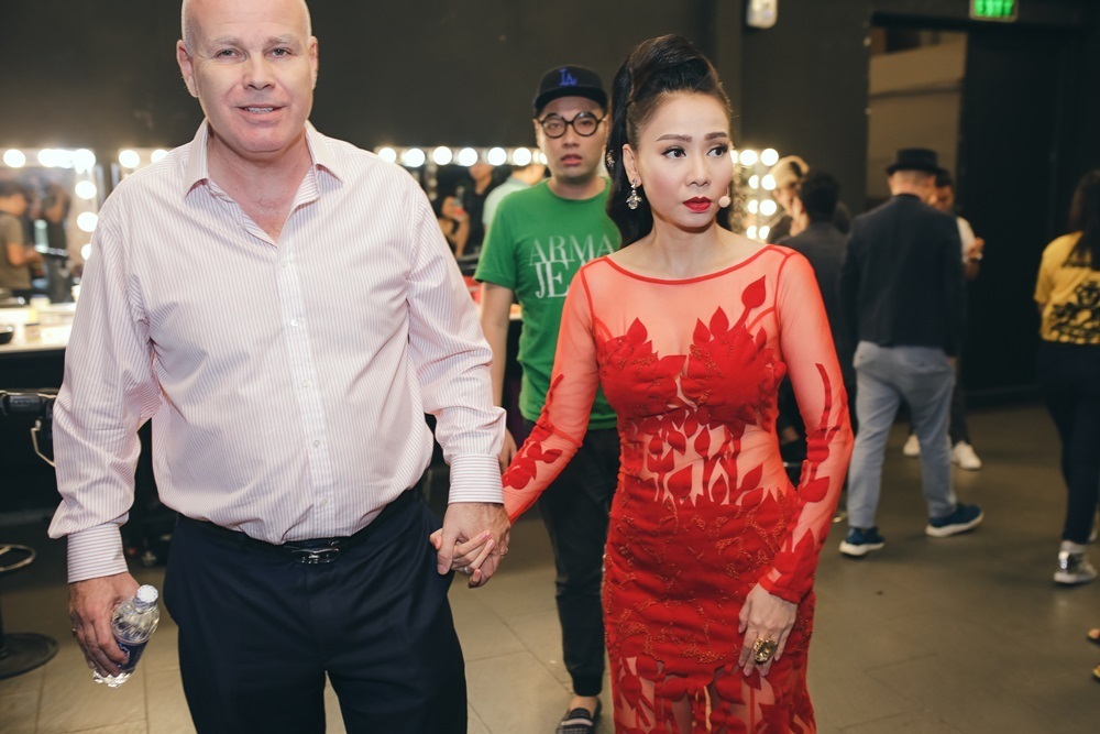 Kỳ Duyên “trở lại” đặc biệt, Trấn Thành, Trường Giang “vượt mặt” Hoài Linh - 15 Sau những chuyện lùm xùm về việc kinh doanh, bị nhiều doanh nghiệp Việt Nam lên án và tố cáo. Ông xã của ca sĩ Thu Minh sau khoảng thời gian hạn chế xuất hiện, gần đây cũng đã tiếp tục song hành cùng vợ trong các sự kiện.