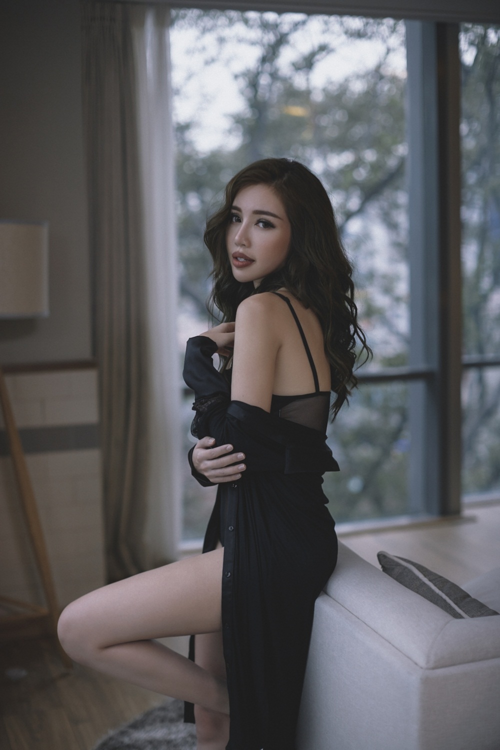 Trước đây, nữ diễn viên từng rất buồn khi làm gì cũng bị đàm tiếu: Tôi nghỉ ngơi chăm con, dẫn con đi đây đó thì bị nói dựa hơi con nổi tiếng. Tôi trở lại công việc, kiếm tiền nuôi con thì bị nhận xét mẹ bỉm sữa bon chen, sân si.