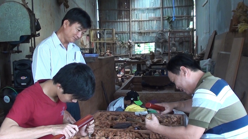 “Nghệ nhân” trẻ tuổi chuyên trạm khắc tượng Phật bằng gỗ - 8 Hiện anh Cường đã mở xưởng điêu khắc gỗ và giải quyết việc làm 10 công nhân lao động tại địa phương có thu nhập ổn định.