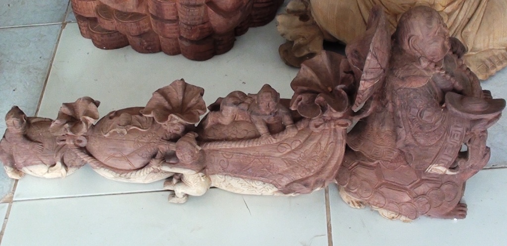 “Nghệ nhân” trẻ tuổi chuyên trạm khắc tượng Phật bằng gỗ - 4
Còn đây là tác phẩm phạt Di Lặc đang kéo theo một bao tiền ở phía sau