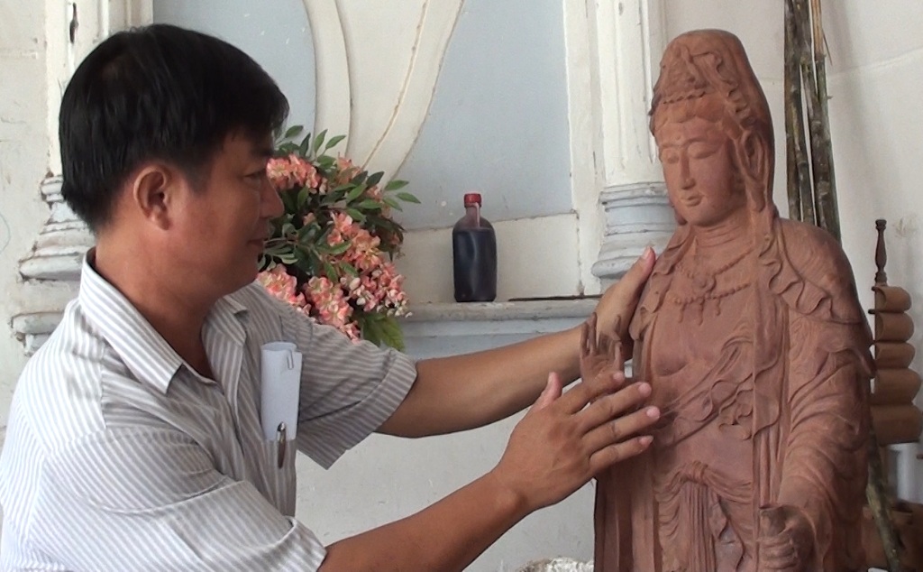 “Nghệ nhân” trẻ tuổi chuyên trạm khắc tượng Phật bằng gỗ - 1 Hơn 20 năm trong nghề điêu khắc gỗ, anh Phong chế tác ra hàng ngàn tác phẩm nhưng trong đó tượng Phật đã chiếm hơn 2/3