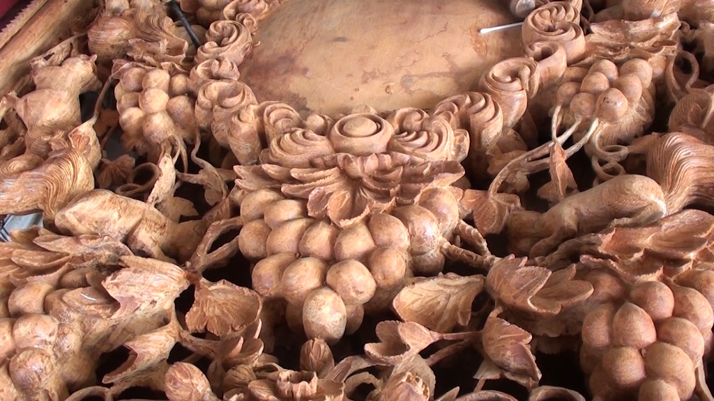 “Nghệ nhân” trẻ tuổi chuyên trạm khắc tượng Phật bằng gỗ - 6
Nhiều tác phẩm có hoa văn cầu kỳ như thế này