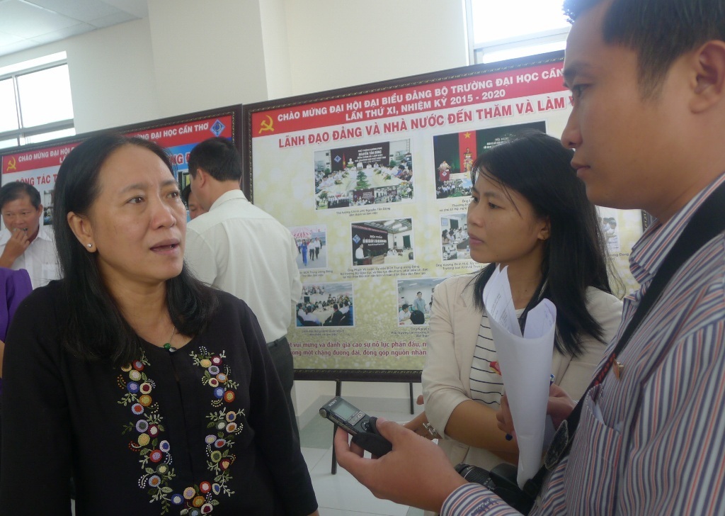 Cần “mở khóa” sớm cho biên chế giáo viên Mầm non - 2 Bà Nguyễn Thị Minh Giang - Giám đốc Sở GD&ĐT Kiên Giang cho biết, mấy năm qua, địa phương nổ lực xây dựng trường lớp, tuy nhiên đến khi có trường thì biến chế giáo viên Mầm non không được tuyển thêm.