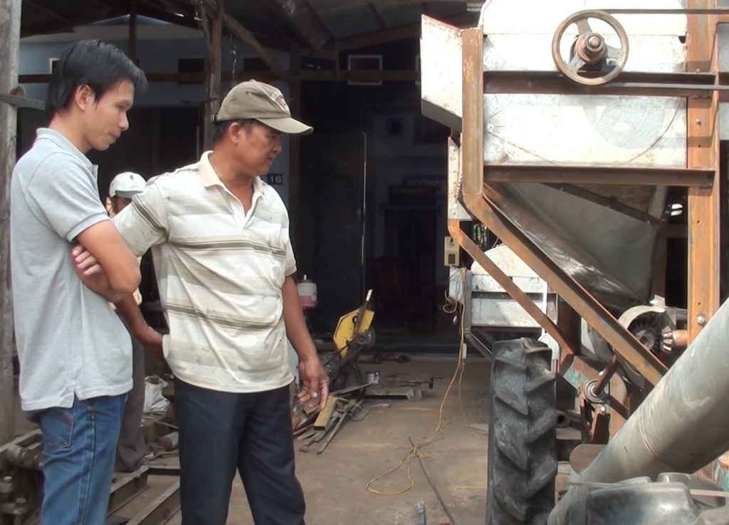 Ngả mũ trước kỹ sư “chân đất” chế máy lột vỏ, tách hạt bắp - 3 Qua nhiều lần cải tiến máy “Lột vỏ, tách hạt bắp” đã hoàn chỉnh với công suất hoạt động 5 tấn/giờ thay thế cho khoảng 10 công lao động.