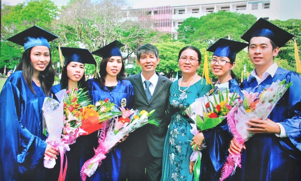 Gia đình, dòng họ khuyến học nở rộ trên đất sen hồng - 1 Những tân cử nhân của dòng họ Đỗ. Dòng họ hiếu học họ Đỗ được thành lập vào năm 2009. Dòng họ có 4 thế hệ gồm hơn 70 hộ với trên 400 nhân khẩu.