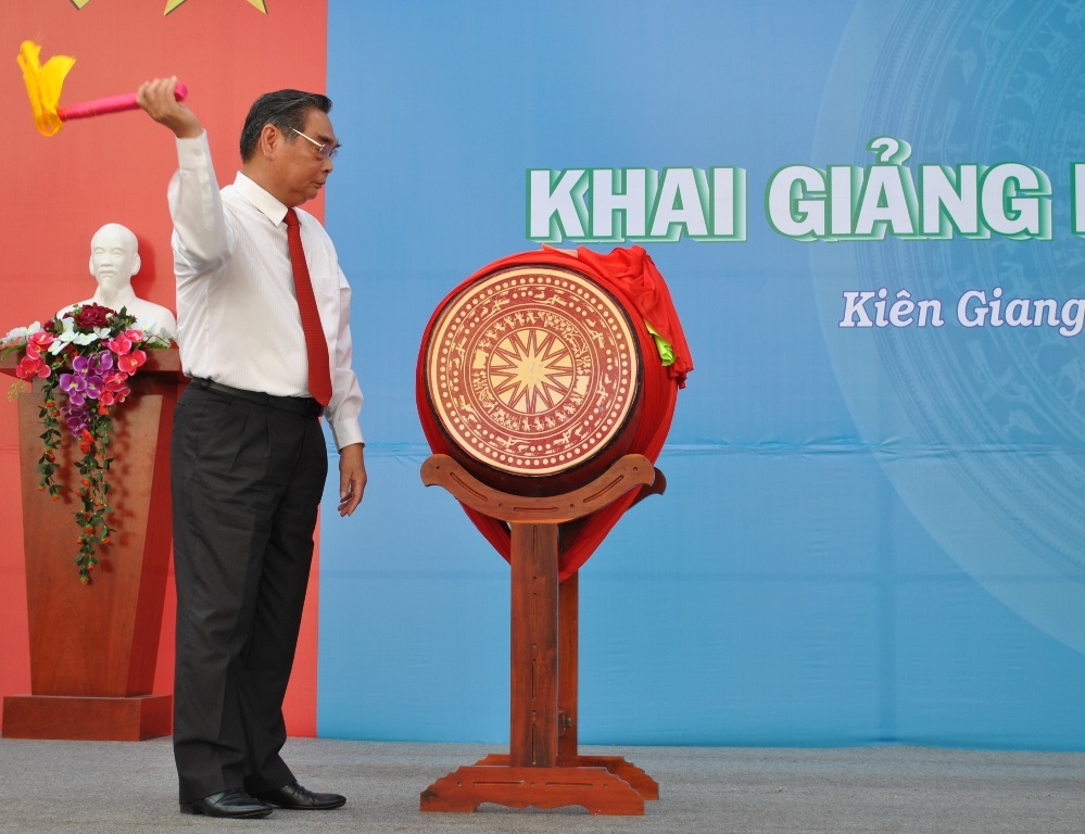 Đồng chí Lê Hồng Anh - Ủy viên Bộ Chính trị, Thường trực Ban Bí thư đánh trống khai giảng năm học mới tại trường ĐH Kiên Giang.