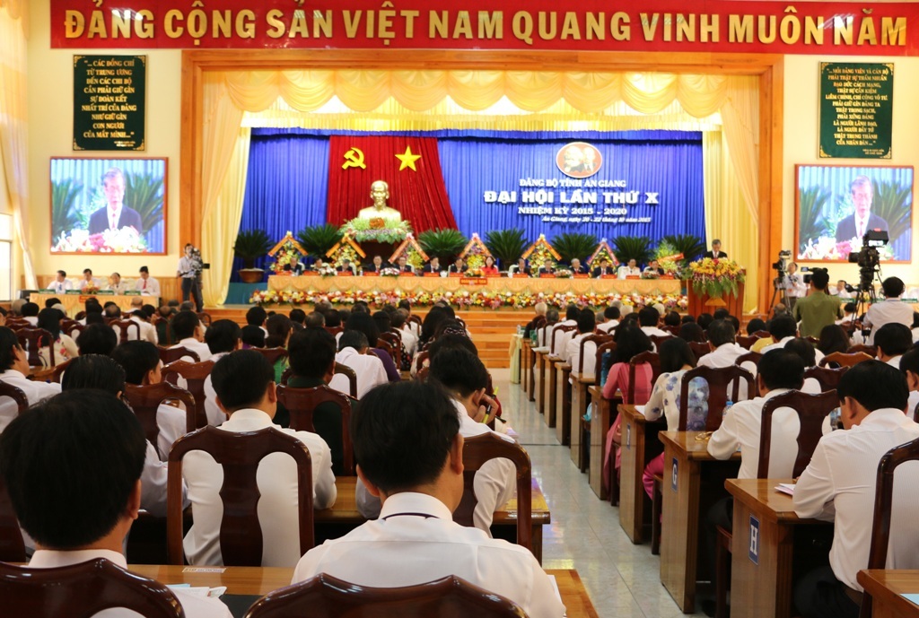 Bà Võ Thị Ánh Xuân tái đắc cử Bí thư Tỉnh ủy An Giang - 1 Sau 3 ngày làm việc, chiều 22/10, Đại hội đại biểu Đảng bộ tỉnh An Giang lần thứ X, nhiệm kỳ 2015 - 2020 đã bế mạc.